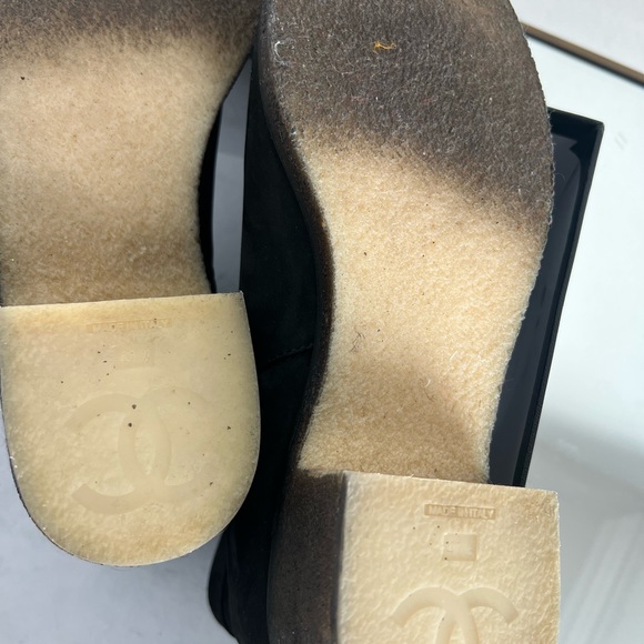 CHANEL Black Nubuck Leather Short Boots with GOLDTONE CC - Picture 5 of 11